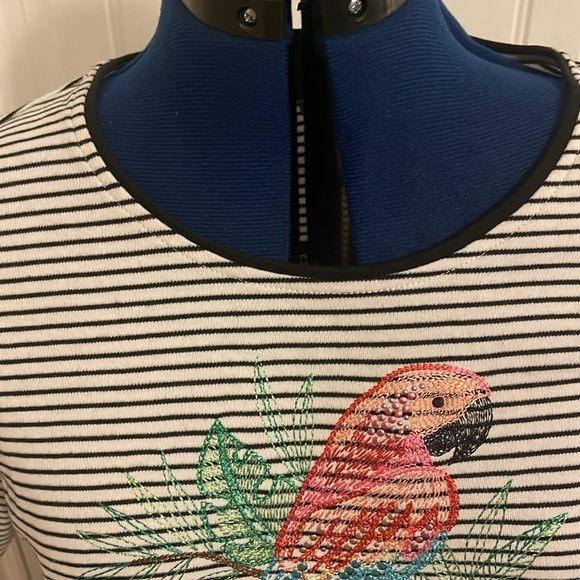 Alfred‎ Dunner women’s size M shirt S/S white black stripes parrot embroidery - Picture 5 of 7